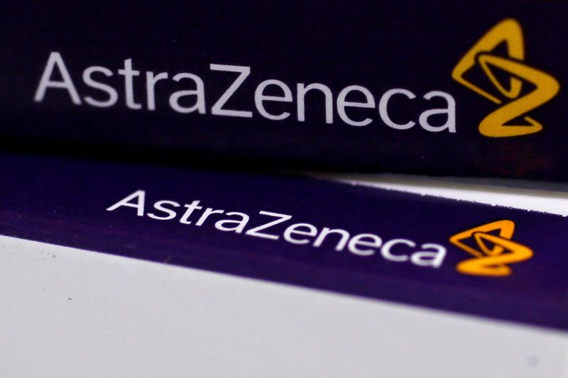 &copy; Reuters. Logo da AstraZeneca em farmácia em Londres