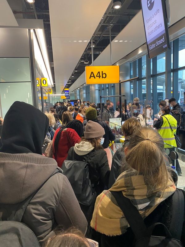 &copy; Reuters. Pessoas aguardam em fila no aeroporto de Heathrow, em Londres, após cancelamento de voos por causa da Covid-19