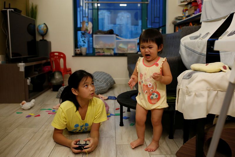 &copy; Reuters. The Wider Image: Leaving Hong Kong: A family makes a wrenching decision