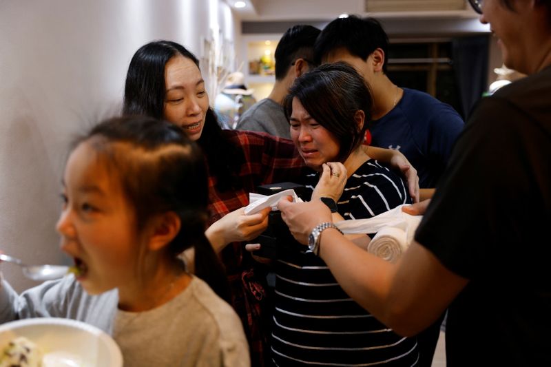 &copy; Reuters. The Wider Image: Leaving Hong Kong: A family makes a wrenching decision