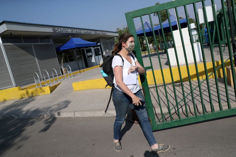 © Reuters. Johnson & Johnson's clinical trial for COVID-19 vaccine at Colina area, Santiago