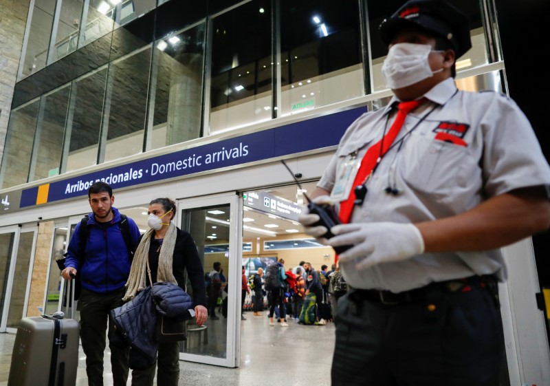 &copy; Reuters. Pessoas com máscaras no aeroporto de Jorge Newbery, em Buenos Aires