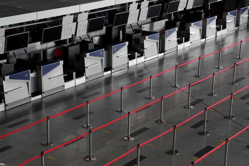 &copy; Reuters. Deserted check-in stands are seen at Vnukovo International Airport amid the outbreak of the coronavirus disease (COVID-19) in Moscow