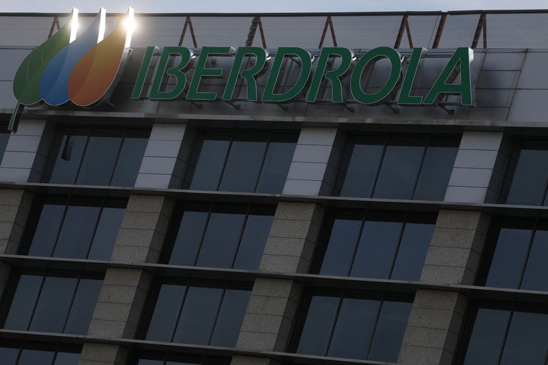 &copy; Reuters. FOTO DE ARCHIVO: El logotipo de Iberdrola en su sede en Madrid