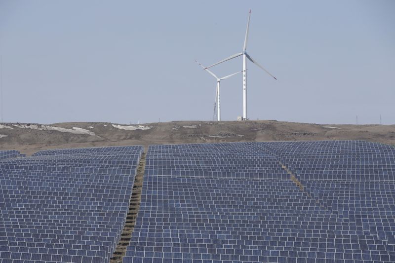 &copy; Reuters. Imagem de usina solar e parque eólico na província de Hebei, na China