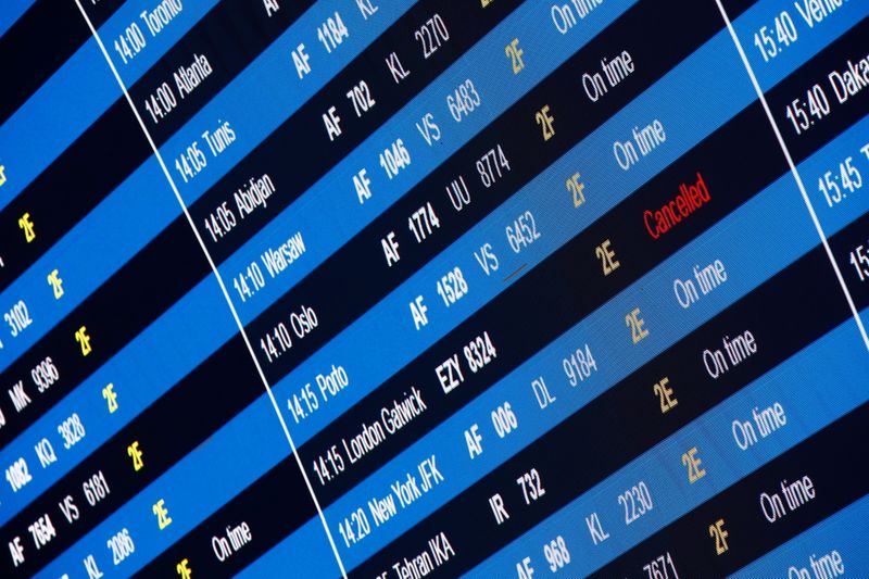 &copy; Reuters. Un tablero electrónico de salidas muestra un vuelo cancelado de París a Londres Gatwick en el aeropuerto Charles de Gaulle de París