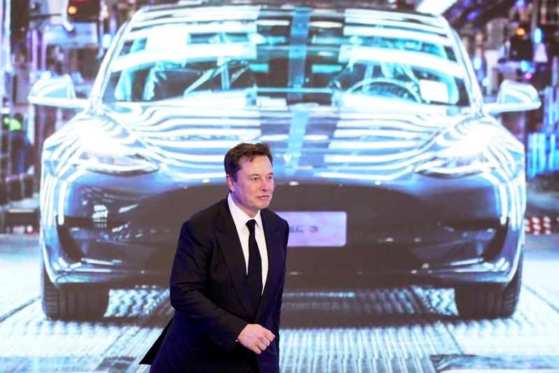 &copy; Reuters. IMAGEN DE ARCHIVO: El CEO de Tesla, Elon Musk, junto a una pantalla que muestra una imagen de un Model 3 en Shanghái