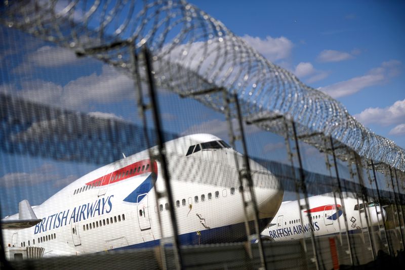 © Reuters. FILE PHOTO: British Airways planes are seen at the Heathrow Airport in London