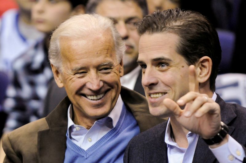 &copy; Reuters. FILE PHOTO: Hunter Biden (right) with his father, Joe Biden, at a basketball game in 2010