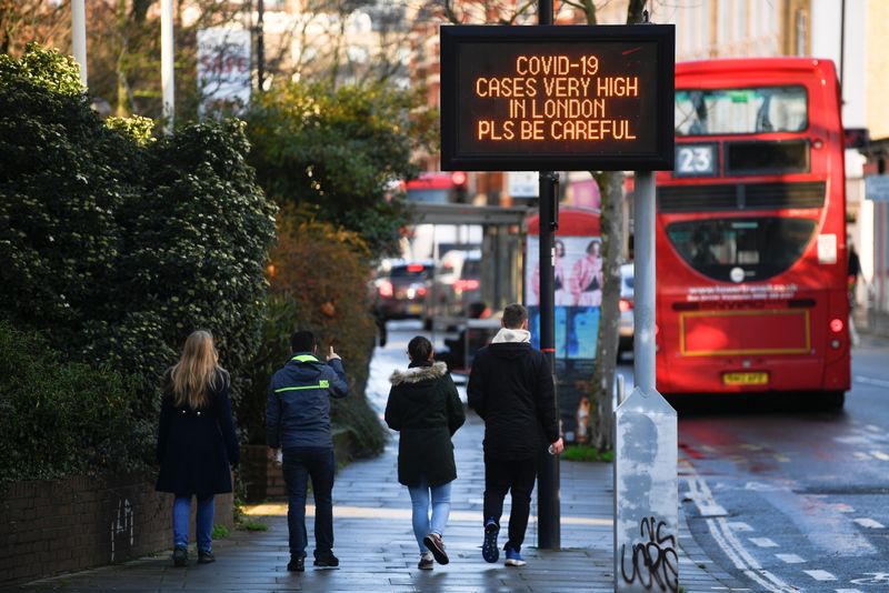 &copy; Reuters. Una persona hace un gesto hacia un cartel con un mensaje de información sobre salud pública, en medio de la propagación de la enfermedad del coronavirus (COVID-19), a medida que entran en vigor nuevas restricciones, en Londres, Gran Bretaña.