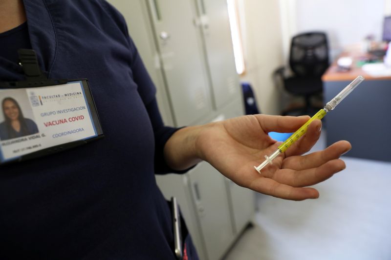 &copy; Reuters. Enfermeira com seringa usada em ensaio clínico de vacina da Johnson &amp; Johnson em Colina, no Chile