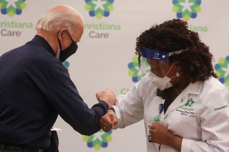 © Reuters. U.S. President-elect Joe Biden receives a dose of a COVID-19 vaccine at ChristianaCare Christiana Hospital in Newark