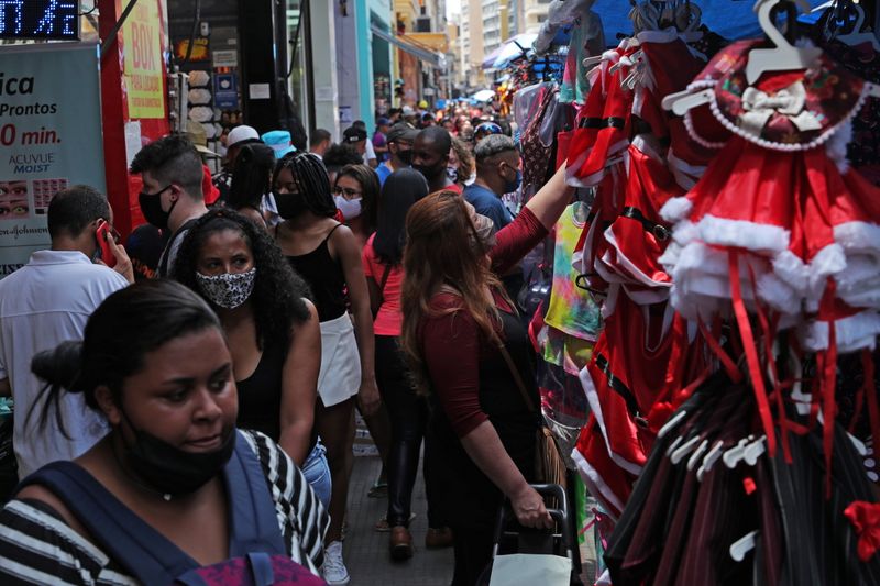 &copy; Reuters. Pessoas aglomeradas em centro comercial popular de São Paulo