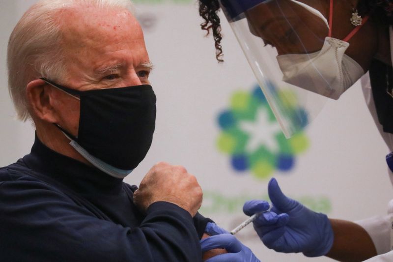 &copy; Reuters. Presidente eleito dos EUA, Joe Biden, recebe dose de vacina contra Covid-19 em hospital de Newark