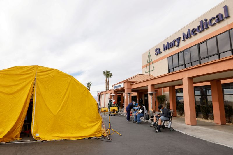 &copy; Reuters. Triagem de pacientes do lado de fora de hospital na Califórnia