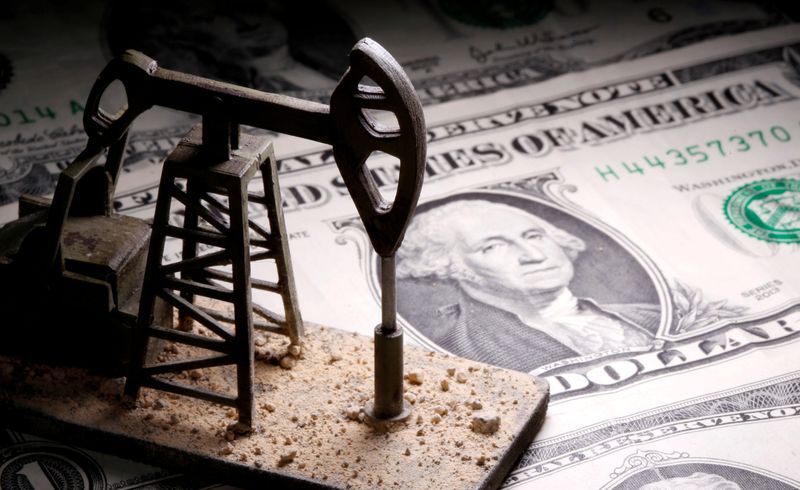 &copy; Reuters. FILE PHOTO: A 3D-printed oil pump jack is placed on dollar banknotes in this illustration picture