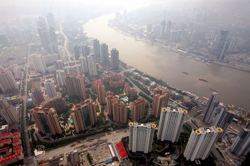 &copy; Reuters. A general view shows the Pudong financial district in Shanghai