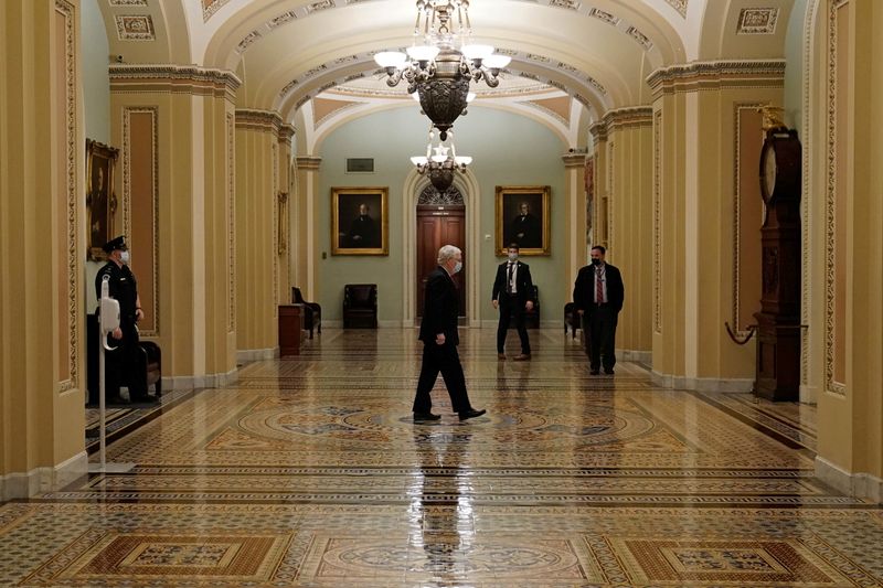 &copy; Reuters. Líder da maioria do Senado dos EUA, Mitch McConnell, durante sessão no Capitólio em Washington para votar pacote de alívio à Covid-19.