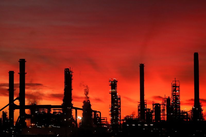 &copy; Reuters. La silhouette di una raffineria al tramonto a Donges, in Francia