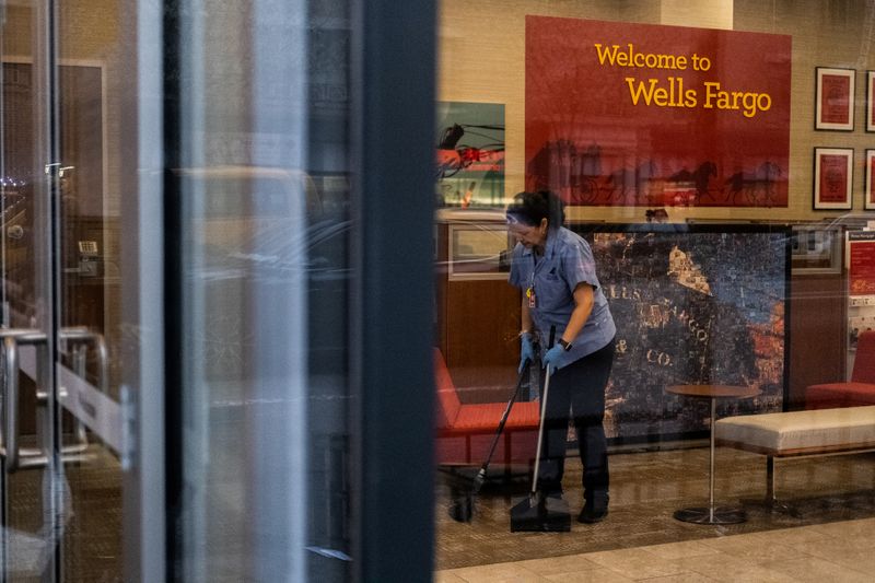 &copy; Reuters. FILE PHOTO: A staff cleans the lobby inside Wells Fargo bank in New York