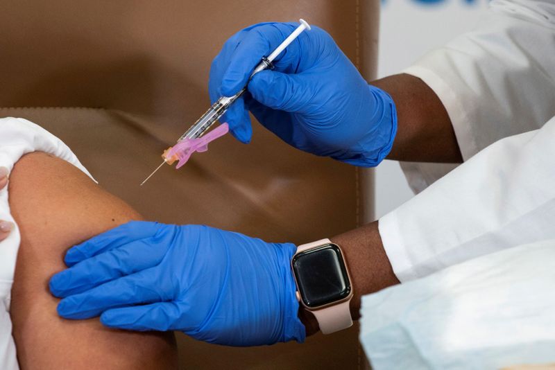 &copy; Reuters. FILE PHOTO: Healthcare workers receive the Moderna COVID-19 vaccine in New York City