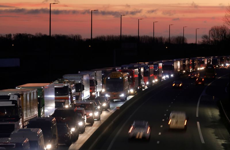 &copy; Reuters. Fila de caminhôes em rodovia que liga o túnel que conecta França e Inglaterra ao norte da França
