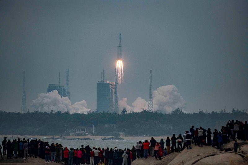 &copy; Reuters. Pessoas assistem lançamento do foguete Longa Marcha 8 Y-1 em Hainan, na China