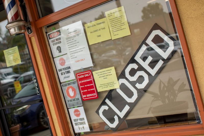 &copy; Reuters. Barbearia fechada na Califórnia devido à pandemia de coronavírus