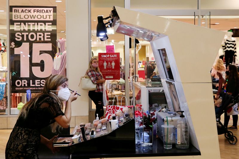 © Reuters. FILE PHOTO: People shop on Black Friday in Myrtle Beach, South Carolina
