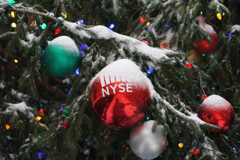&copy; Reuters. Foto ilustrativa del logo de la Bolsa de Nueva York en una bola de un árbol de Navidad nevado
