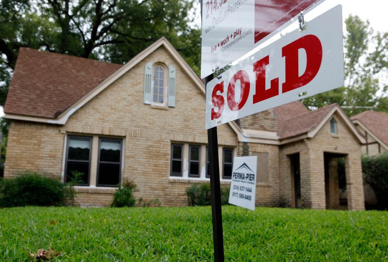 &copy; Reuters. Placa de &quot;Vendido&quot; em frente a uma casa em Dallas, Texas (EUA)