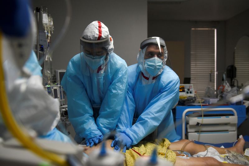 &copy; Reuters. FILE PHOTO: Healthcare personnel work inside a COVID-19 unit in Houston