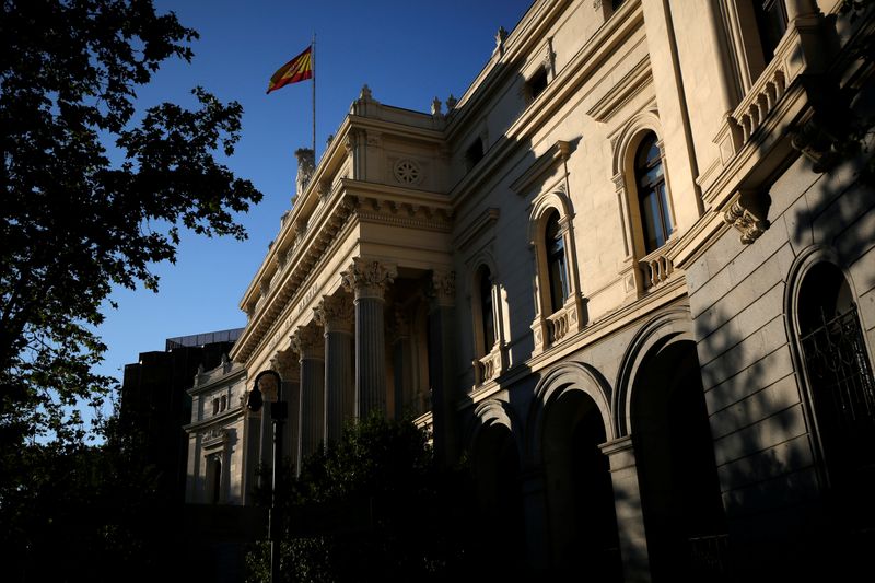 © Reuters. FOTO DE ARCHIVO: Una bandera española ondea sobre la Bolsa de Madrid