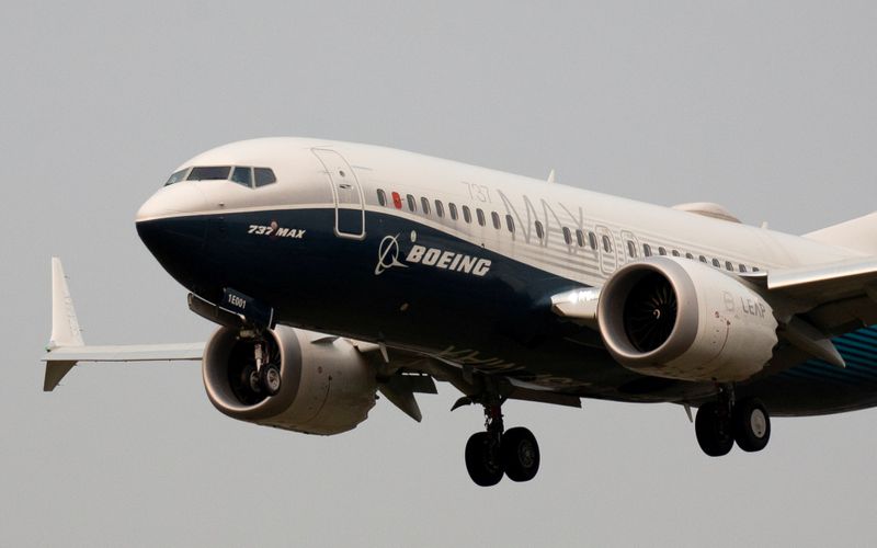 © Reuters. FILE PHOTO: A Boeing 737 MAX aircraft lands during an evaluation flight in Seattle