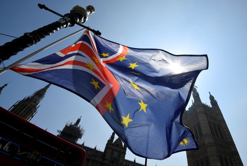 © Reuters. Bandeira com símbolos do Reino Unido e União Europeia no Palácio de Westminster, em Londres