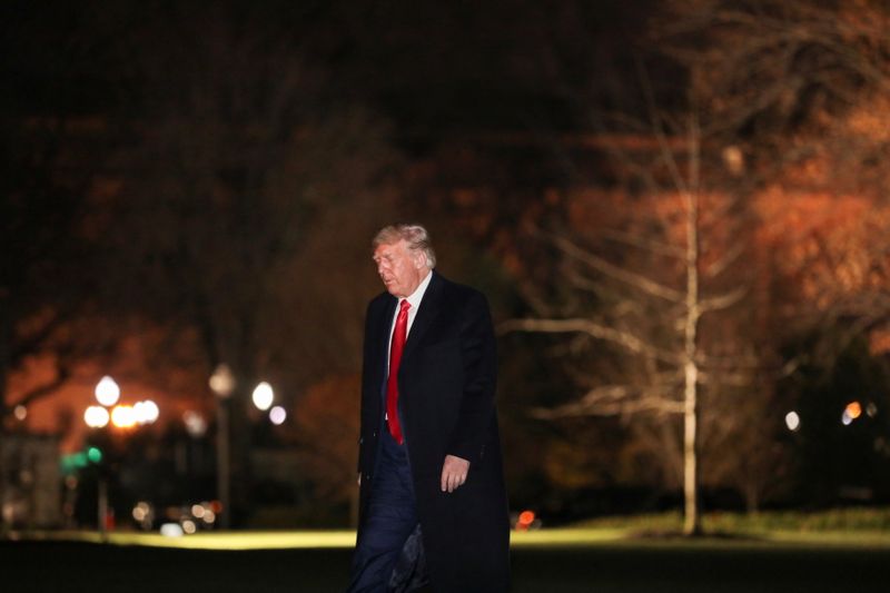 &copy; Reuters. U.S. President Donald Trump arrives from travel to West Point, New York, on the South Lawn at the White House