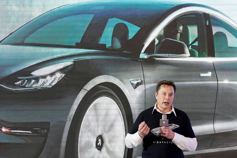 &copy; Reuters. IMAGEN DE ARCHIVO. El CEO de Tesla Inc, Elon Musk, habla en el escenario durante un evento de entrega de autos Model 3 fabricados en China en su fábrica en Shanghái, China