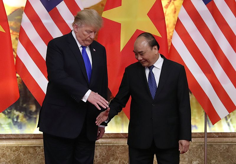 &copy; Reuters. U.S. President Trump shakes hands with Vietnamese Prime Minister Nguyen Xuan Phuc in Hanoi