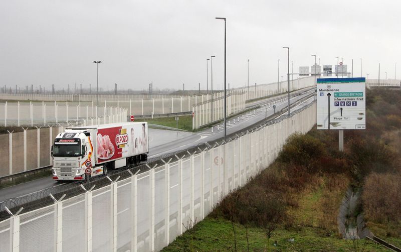 &copy; Reuters. GB: LES CONDUCTEURS ROUTIERS POURRONT ENTRER EN FRANCE AVEC UN TEST NÉGATIF AU COVID-19