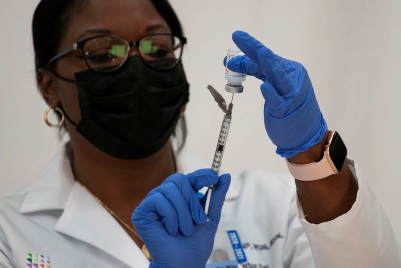 &copy; Reuters. FILE PHOTO: Healthcare workers receive the Moderna COVID-19 vaccine
