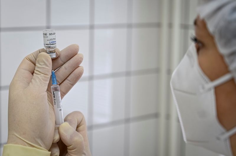 &copy; Reuters. A medical worker fills a syringe with Sputnik V (Gam-COVID-Vac) vaccine as she prepares to vaccinate a Russian Army service member at a clinic in the city of Rostov-On-Don