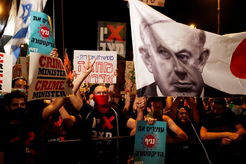 © Reuters. FILE PHOTO: Israelis protest against government's response to the coronavirus crisis