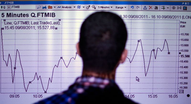 &copy; Reuters. Un uomo guarda uno schermo  che mostra l&apos;andamento dell&apos;indice FTSE MIB a Roma
