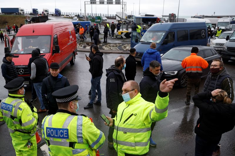 © Reuters. DES CHAUFFEURS ROUTIERS EN COLÈRE DEMANDENT À QUITTER LE ROYAUME-UNI