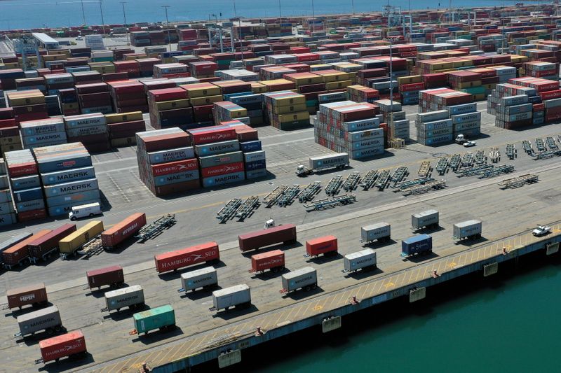 © Reuters. FILE PHOTO: Containers are seen on a shipping dock in the Port of Los Angeles