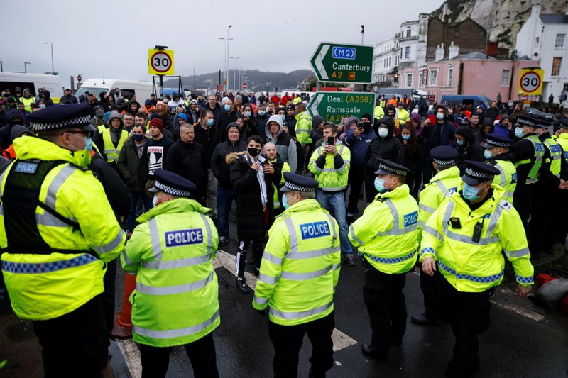 &copy; Reuters. Caminhoneiros em frente a policiais no Porto de Dover, na Inglaterra