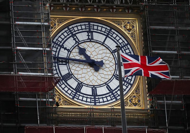 &copy; Reuters. Bandeira do Reino Unido tremula na frente do mostrador do relógio do Big Ben