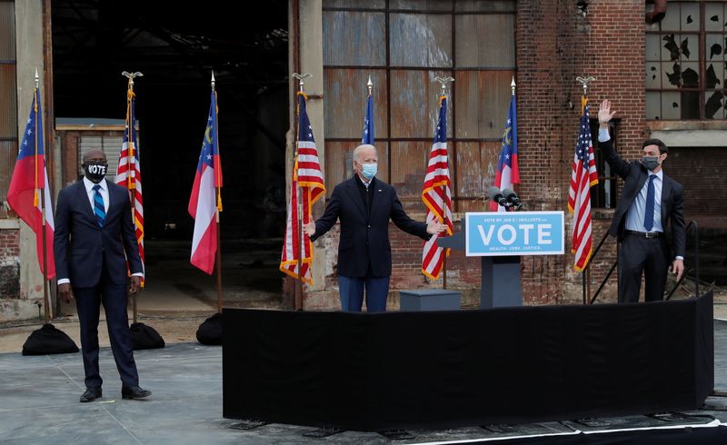 © Reuters. Candidatos ao Senado pela Geórgia, Raphael Warnock (à esquerda) e Jon Ossoff participam de comício ao lado do presidente eleito Joe Biden em Atlanta