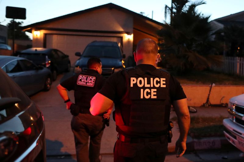 &copy; Reuters. FILE PHOTO: ICE Field Office Director, Enforcement and Removal Operations, David Marin and U.S. Immigration and Customs Enforcement&apos;s (ICE) Fugitive Operations team arrive to arrest a Mexican national at a home in Paramount