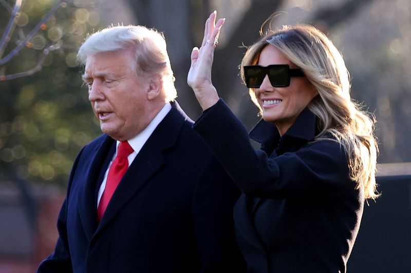 © Reuters. U.S. President Trump and the first lady depart for holiday travel to Florida from the White House in Washington